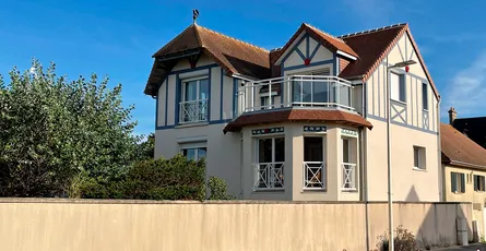 Histoire et rénovation d'une maison de vacances en bord de mer à Ouistreham.