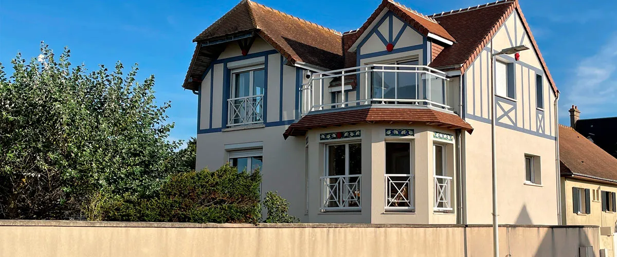Histoire et rénovation d'une maison de vacances en bord de mer à Ouistreham.