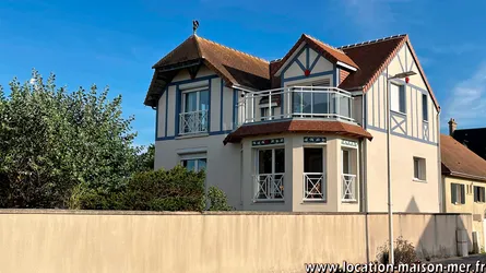 La Villa Tamaris : Histoire et rénovation d'une maison de vacances à Ouistreham, bord de mer.